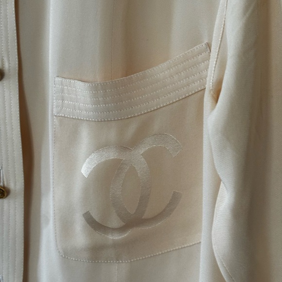 AUTHENTIC CHANEL Silk Blouse with Logo pocket and Chanel Button- Size 40 Cream - Picture 4 of 7